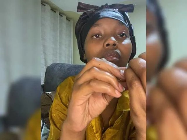 Offline Curvy-maxy9 on BongaCams