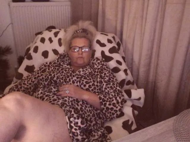 Offline DivineBlond on BongaCams