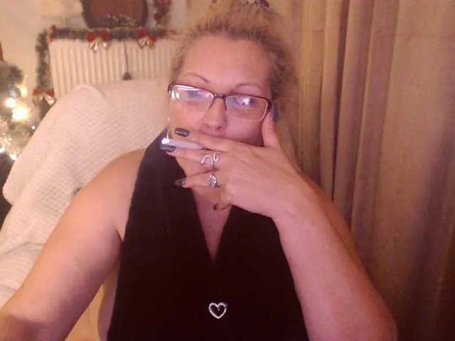 Offline DivineBlond on BongaCams