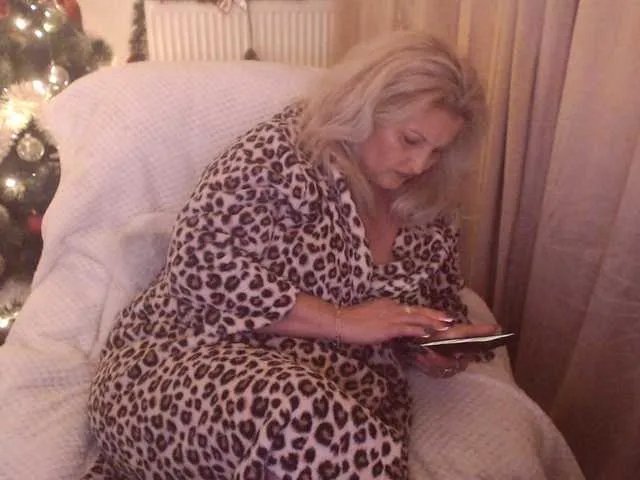 Offline DivineBlond on BongaCams