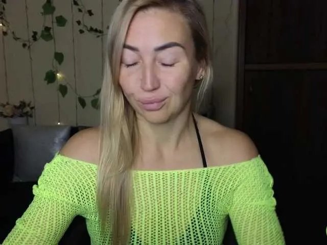 Offline Jullyblondkiss on BongaCams