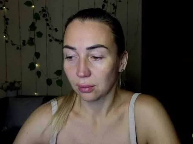 Offline Jullyblondkiss on BongaCams