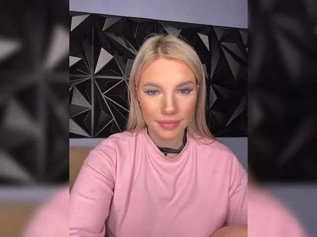 Offline LYLAtop on BongaCams