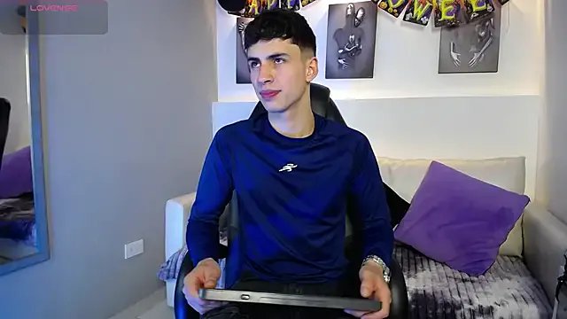 Freechat AdrianRinaldi on StripChat