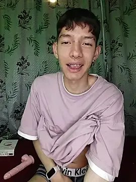 Freechat heyy_noah11 on StripChat