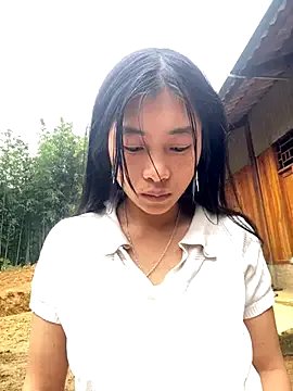 LylyOx9 on StripChat 