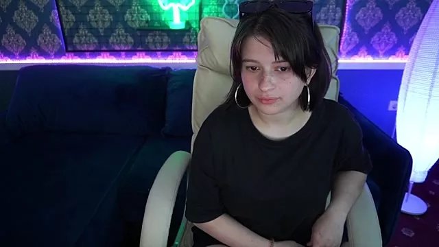 Freechat Miki_Kivi on StripChat