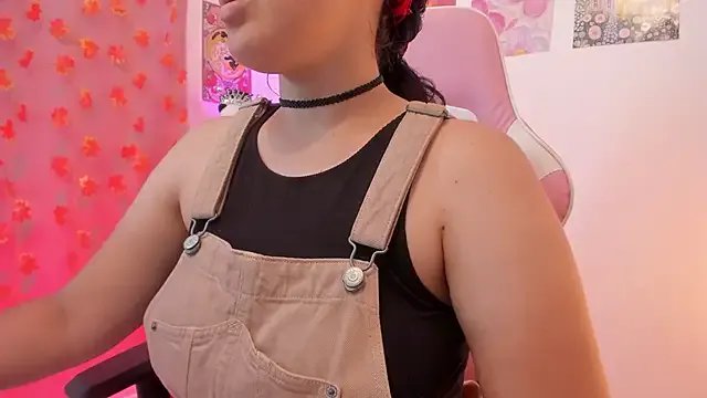 Freechat naharasoller on StripChat