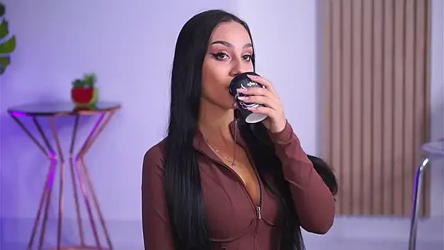 Freechat NinaSolenne on StripChat